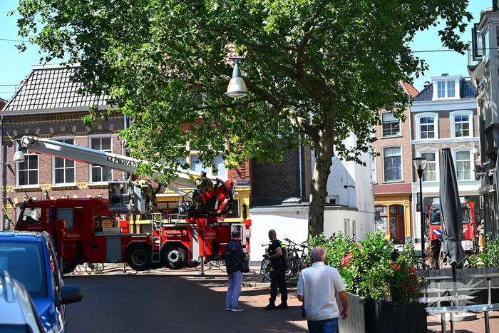 Brandweer met meerdere eenheden in actie bij brand