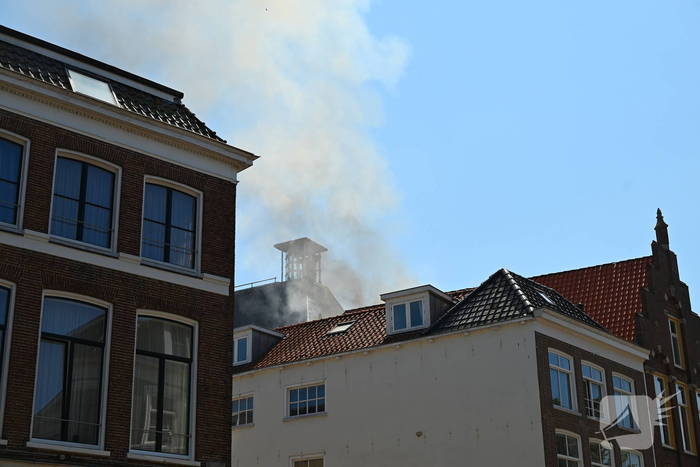 Brandweer met meerdere eenheden in actie bij brand