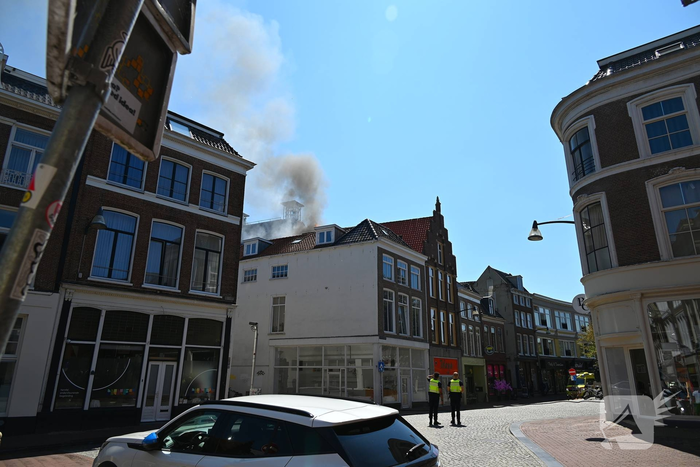 Brandweer met meerdere eenheden in actie bij brand