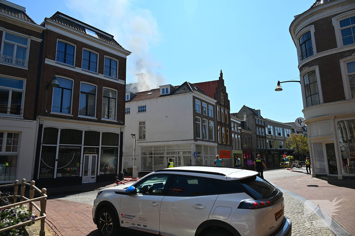 Brandweer met meerdere eenheden in actie bij brand