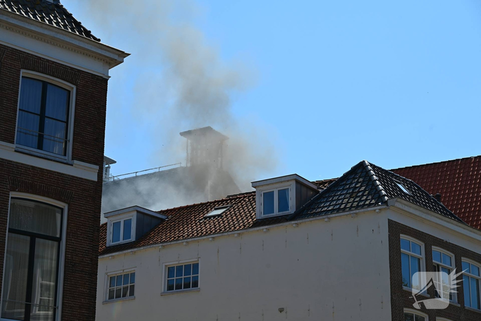 Brandweer met meerdere eenheden in actie bij brand