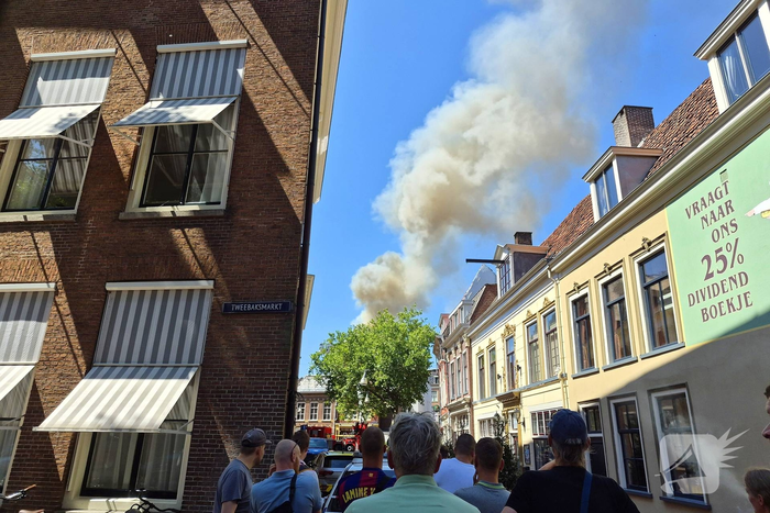 Brandweer met meerdere eenheden in actie bij brand