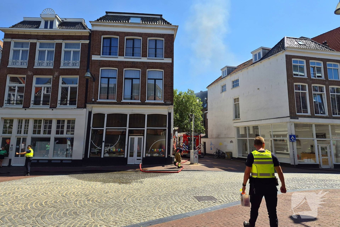 Brandweer met meerdere eenheden in actie bij brand
