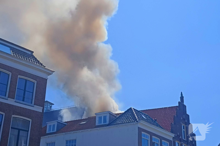 Brandweer met meerdere eenheden in actie bij brand