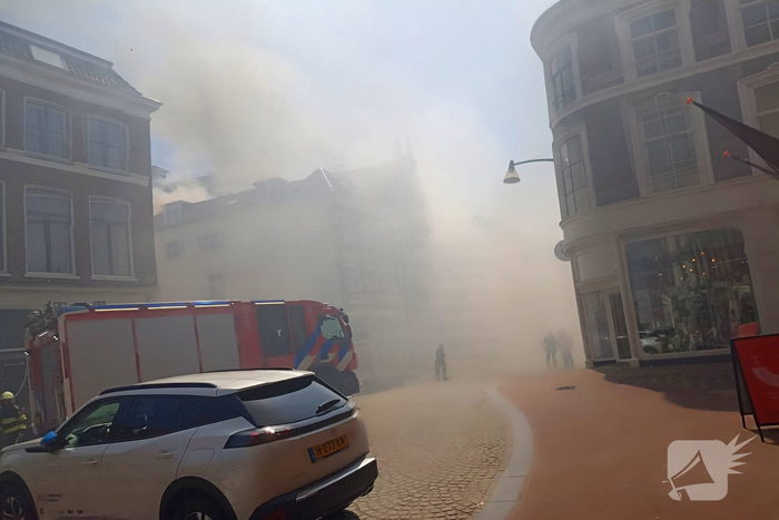 Brandweer met meerdere eenheden in actie bij brand