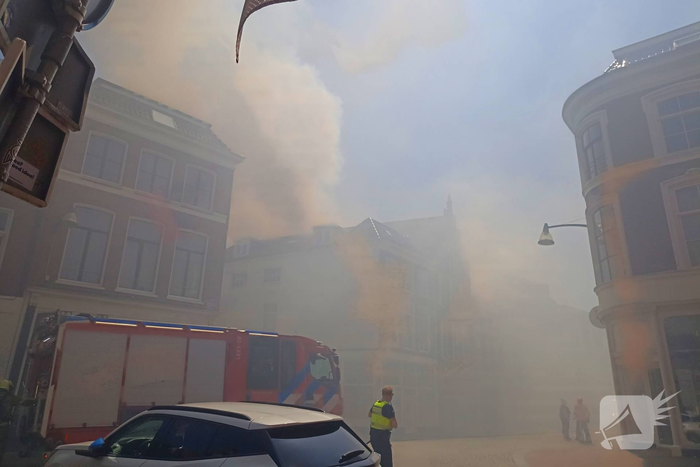 Brandweer met meerdere eenheden in actie bij brand