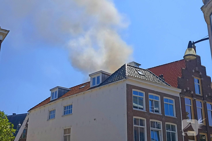 Brandweer met meerdere eenheden in actie bij brand