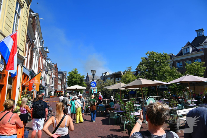 Brandweer met meerdere eenheden in actie bij brand