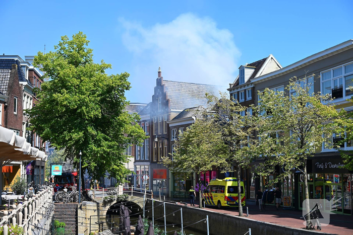 Brandweer met meerdere eenheden in actie bij brand
