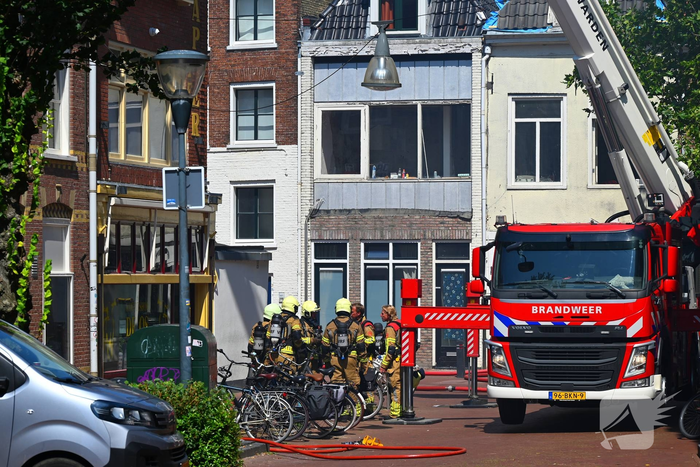 Brandweer met meerdere eenheden in actie bij brand