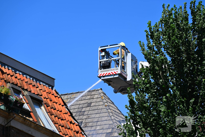 Brandweer met meerdere eenheden in actie bij brand