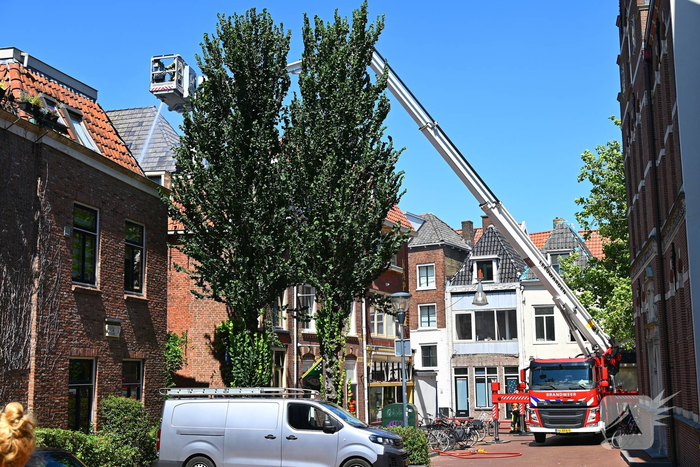 Brandweer met meerdere eenheden in actie bij brand