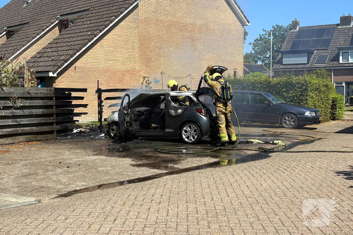 Auto volledig uitgebrand
