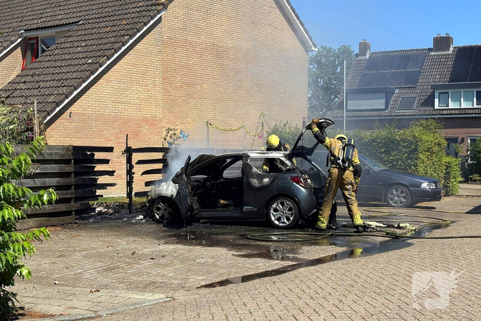 Auto volledig uitgebrand