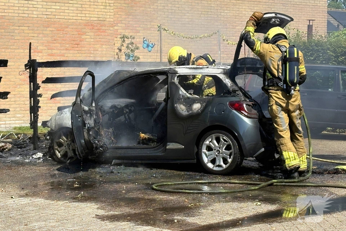 Auto volledig uitgebrand