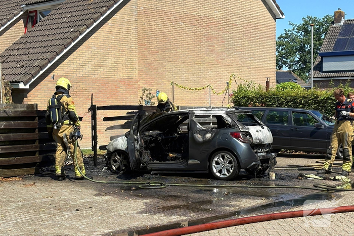 Auto volledig uitgebrand