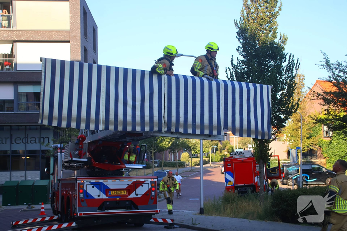 Gevaarlijke situatie door loshangend zonnescherm