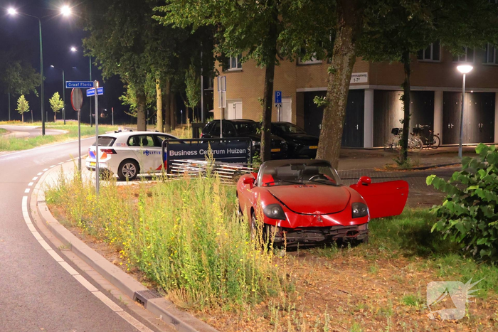 Auto botst tegen boom na eenzijdig ongeval