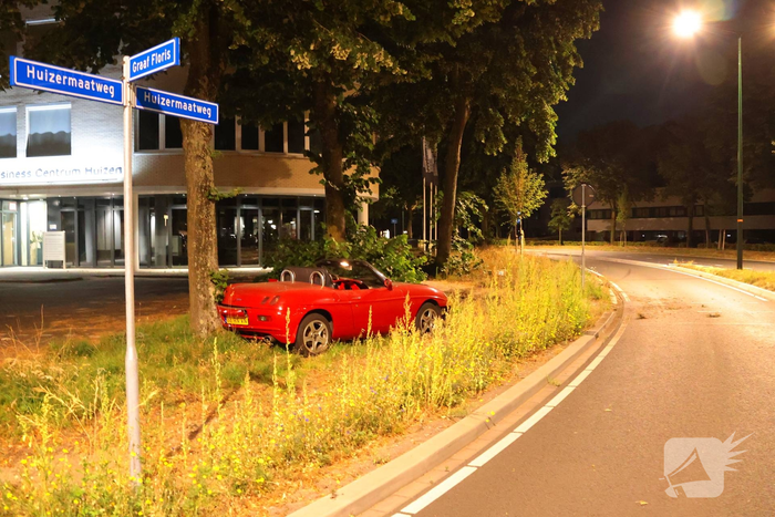 Auto botst tegen boom na eenzijdig ongeval