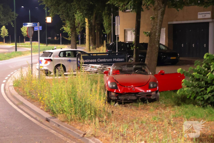 Auto botst tegen boom na eenzijdig ongeval