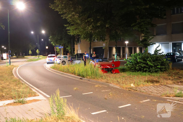 Auto botst tegen boom na eenzijdig ongeval