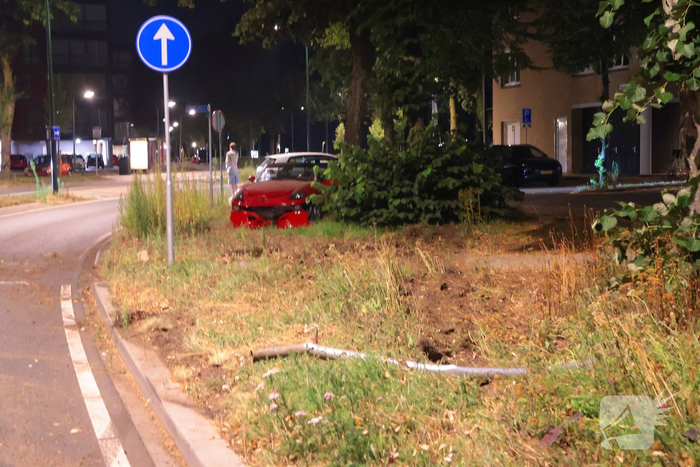 Auto botst tegen boom na eenzijdig ongeval