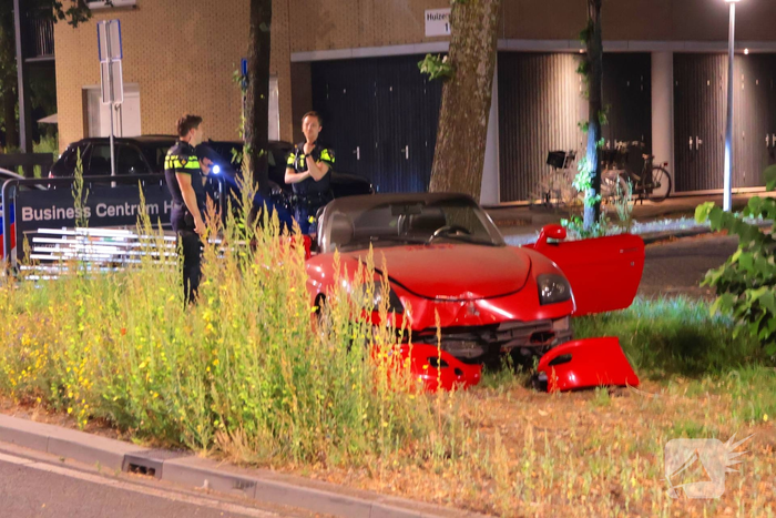 Auto botst tegen boom na eenzijdig ongeval