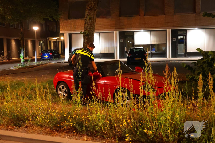 Auto botst tegen boom na eenzijdig ongeval
