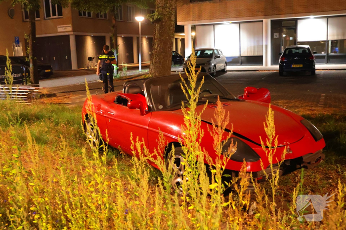 Auto botst tegen boom na eenzijdig ongeval