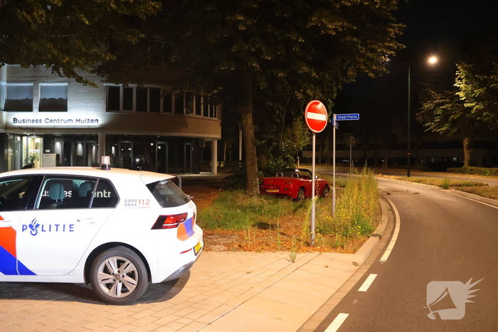 Auto botst tegen boom na eenzijdig ongeval