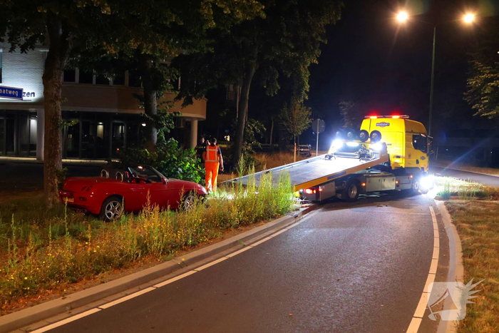 Auto botst tegen boom na eenzijdig ongeval
