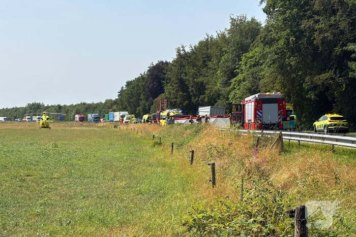 Dodelijk ongeval tussen vrachtwagen en busje