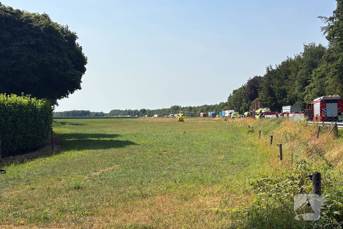 Dodelijk ongeval tussen vrachtwagen en busje