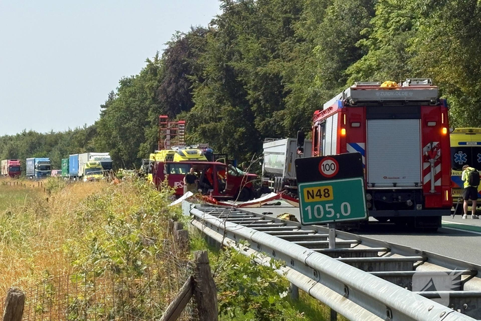 Dodelijk ongeval tussen vrachtwagen en busje