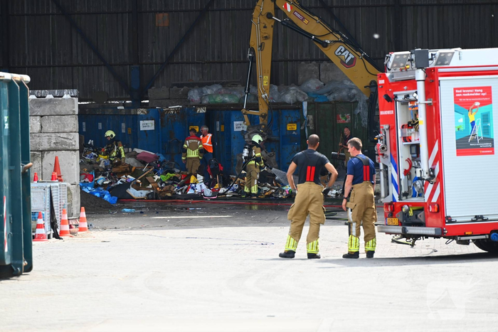 Industriebrand in overslaghal onder controle