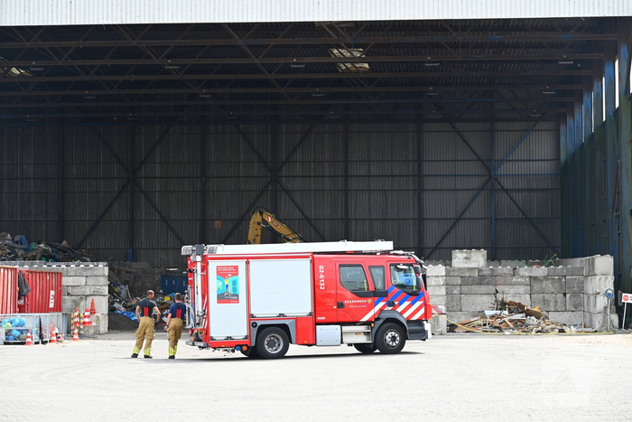 Industriebrand in overslaghal onder controle