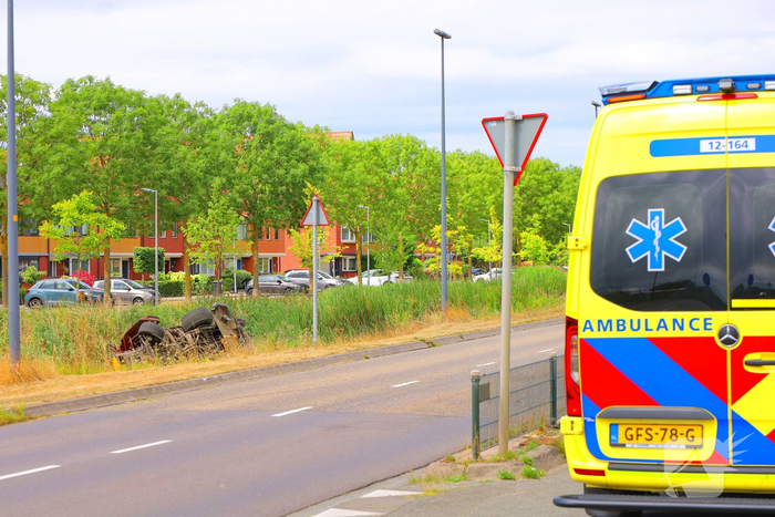 Grasmaaier kantelt aan waterkant, bestuurder licht gewond