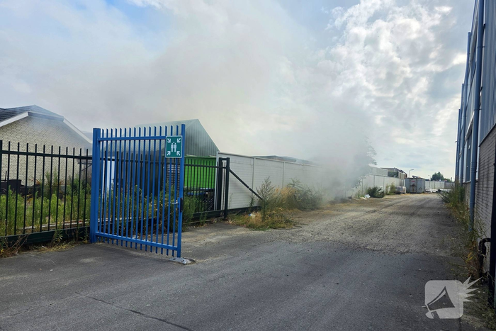 Brand in bijgebouw veroorzaakt grote inzet van brandweer