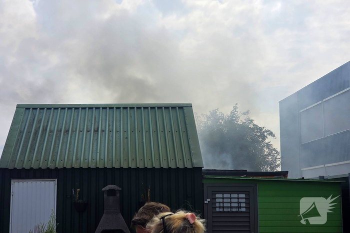 Brand in bijgebouw veroorzaakt grote inzet van brandweer