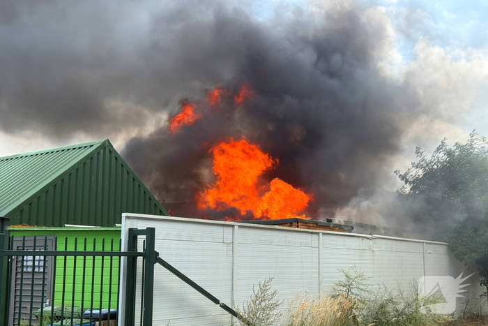Brand in bijgebouw veroorzaakt grote inzet van brandweer