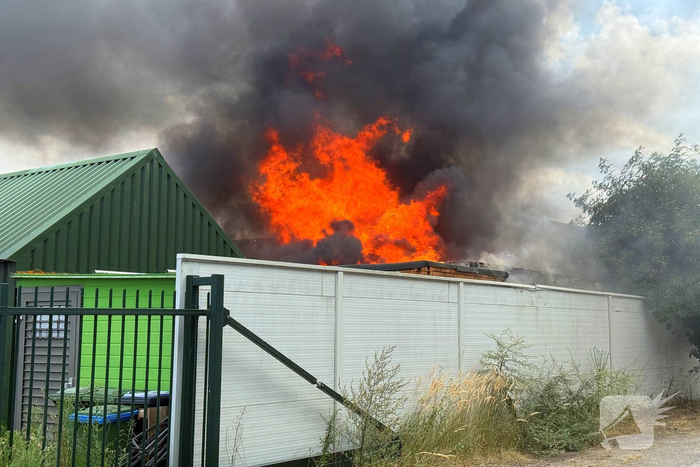 Brand in bijgebouw veroorzaakt grote inzet van brandweer