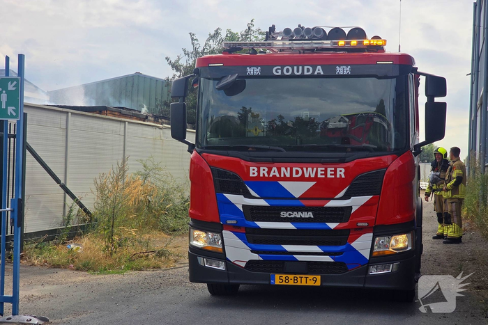 Brand in bijgebouw veroorzaakt grote inzet van brandweer