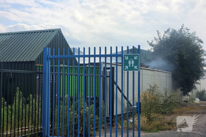 Brand in bijgebouw veroorzaakt grote inzet van brandweer