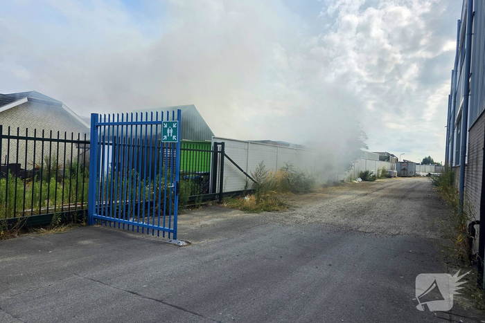 Brand in bijgebouw veroorzaakt grote inzet van brandweer