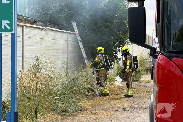 Brand in bijgebouw veroorzaakt grote inzet van brandweer