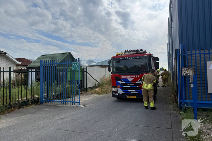 Brand in bijgebouw veroorzaakt grote inzet van brandweer