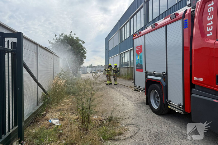 Brand in bijgebouw veroorzaakt grote inzet van brandweer