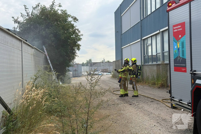 Brand in bijgebouw veroorzaakt grote inzet van brandweer