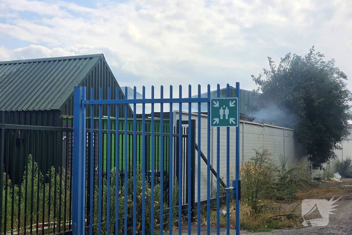 Brand in bijgebouw veroorzaakt grote inzet van brandweer