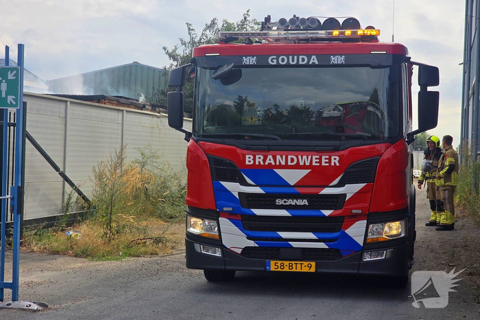 Brand in bijgebouw veroorzaakt grote inzet van brandweer